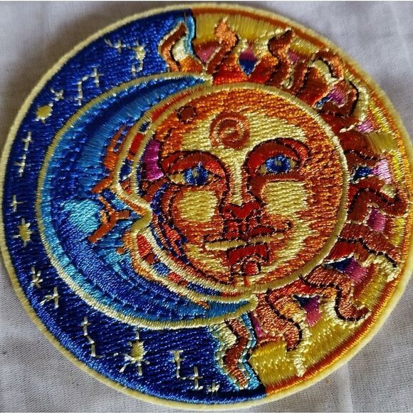 SUN AND MOON CIRCULAR PATCH/ÀPPLIQUE Celestial Moon Stars Theme EMBROIDERED - Picture 1 of 2